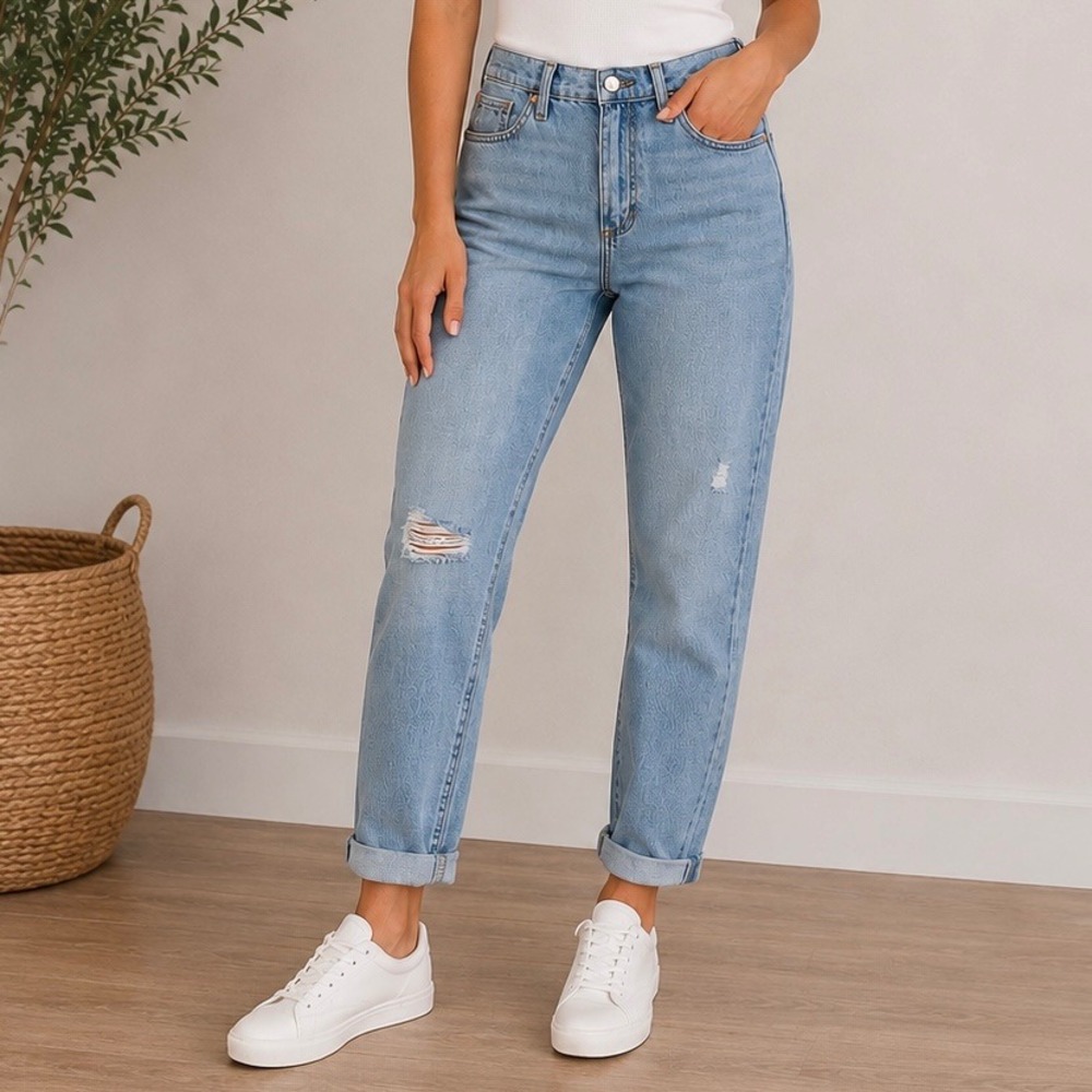 Universal Thread Boyfriend Jeans NWT Distressed 100% Cotton Cuffed Light Wash 00